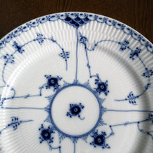 Load image into Gallery viewer, Copia del Royal Copenhagen Blue Fluted Half Lace 627| ロイヤルコペンハーゲン ブルーフルーテッド| Royal Copenhagen的复古板 - Stellina