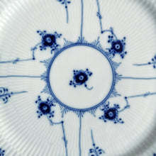 Load image into Gallery viewer, Copia del Royal Copenhagen Blue Fluted Half Lace 627| ロイヤルコペンハーゲン ブルーフルーテッド| Royal Copenhagen的复古板 - Stellina