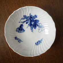 Load image into Gallery viewer, Royal Copenhagen Blue Flower Curved Bowl 1518| ロイヤルコペンハーゲン ボウル| Royal Copenhagen的复古板 - Stellina