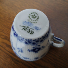 Load image into Gallery viewer, Royal Copenhagen Blue Fluted Half Lace 1038| ロイヤルコペンハーゲン ブルーフルーテッド カップ&ソーサー| Royal Copenhagen的复古板 - Stellina