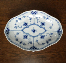Load image into Gallery viewer, Royal Copenhagen Blue Fluted Half Lace 353| ロイヤルコペンハーゲン ブルーフルーテッド| Royal Copenhagen的复古板 - Stellina