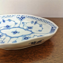 Load image into Gallery viewer, Royal Copenhagen Blue Fluted Half Lace 353| ロイヤルコペンハーゲン ブルーフルーテッド| Royal Copenhagen的复古板 - Stellina