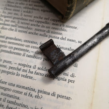 Load image into Gallery viewer, アンティーク鍵 n.7 イタリア 10.5cm - Stellina