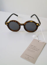 Load image into Gallery viewer, SUNNIES TURTLE-SIGNATURE ROUND