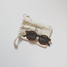 Load image into Gallery viewer, SUNNIES TURTLE-SIGNATURE ROUND
