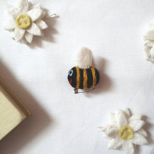 画像をギャラリービューアに読み込む, Bee brooch - Stellina