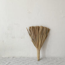 画像をギャラリービューアに読み込む, Handmade broom - Stellina